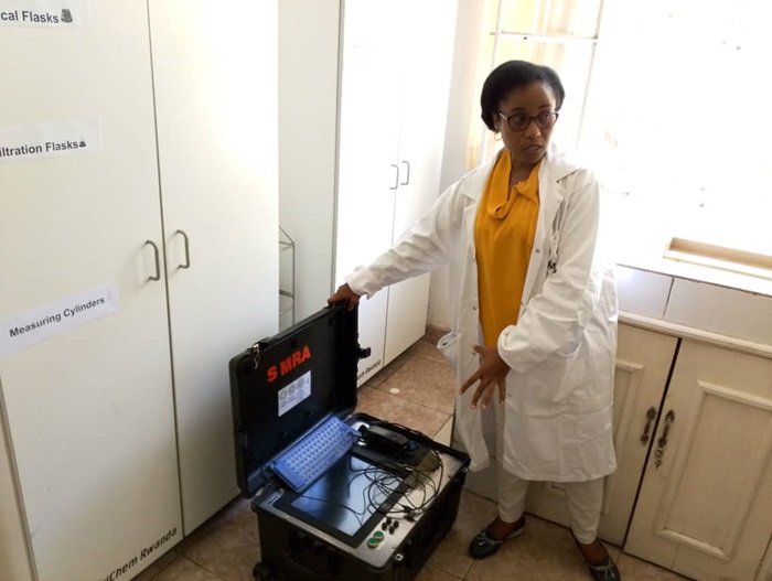 Imashini bifashisha bapima aho amafi yanyuze mu Kiyaga bifashishije ubwato nabwo bwateganyirijwe ubushakashatsi