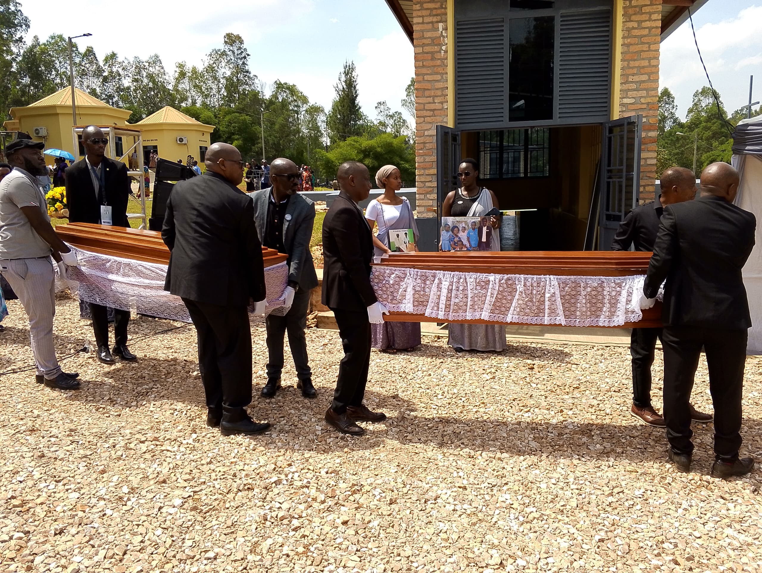 Imibiri yabonetse yegerezwa ku mva