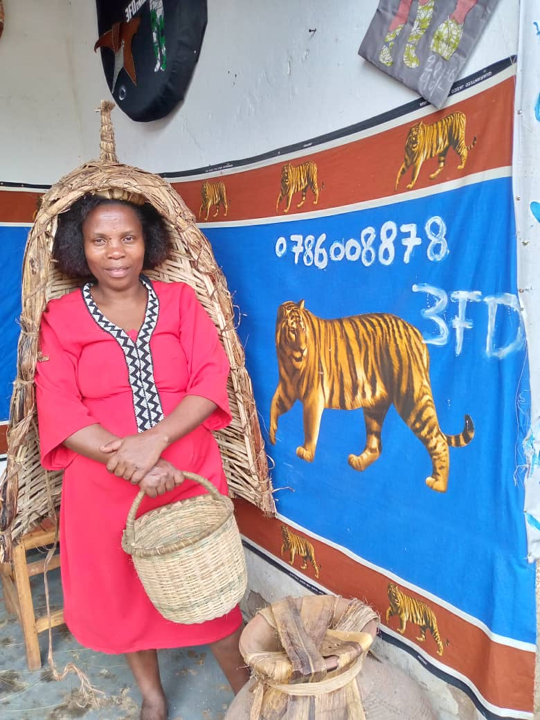 Nyirahakiziyaremye yitwikiriye isinde abashumba bakoresha mu kugama imvura