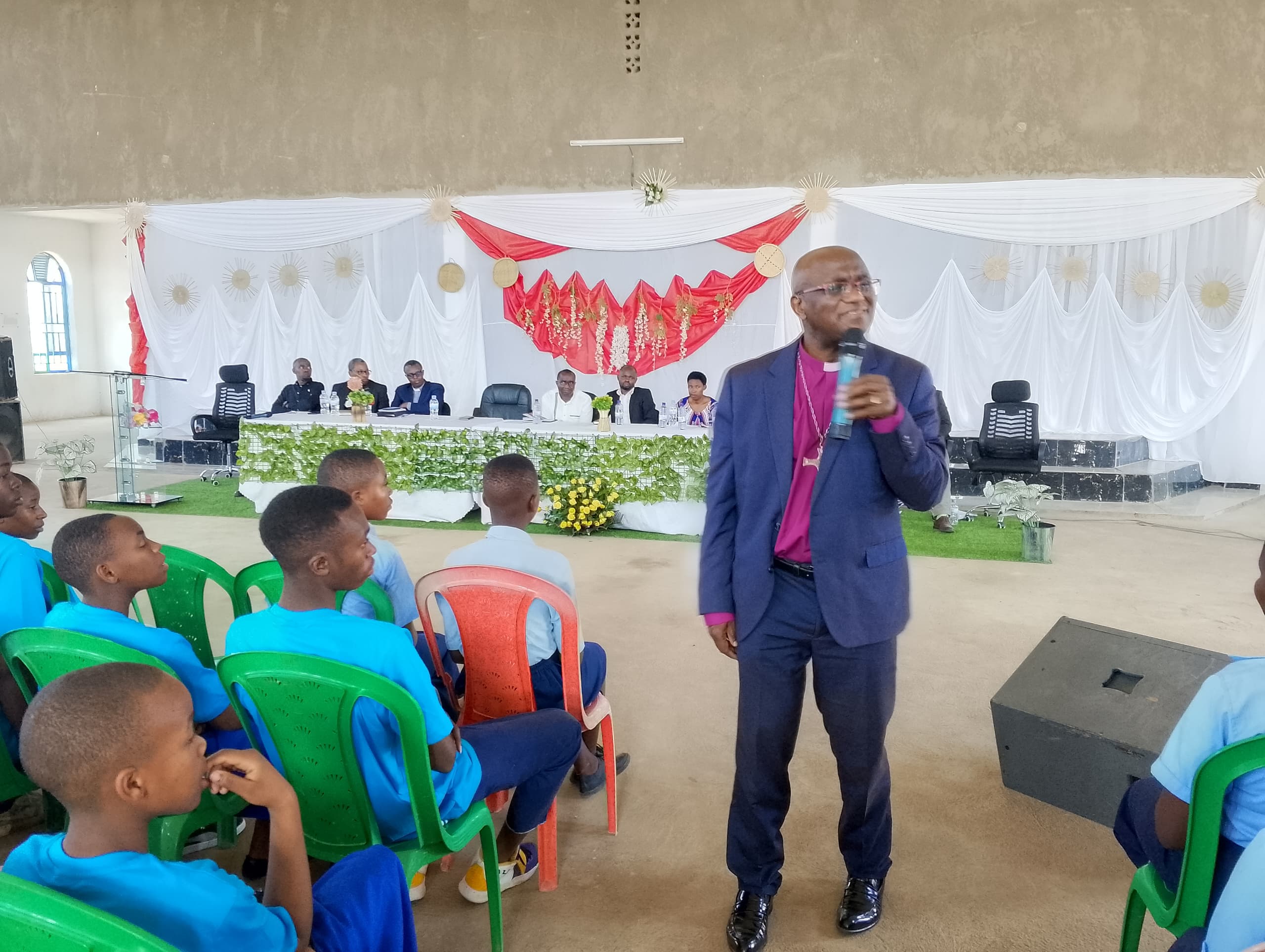 Musenyeri Kalimba Jered Umushumba wa Diyosezi ya Shyogwe avuga ko bagiye gushishikariza ababyeyi guteganyiriza abana barangiza kubona ibikoresho bibafasha kwihangira imirimo