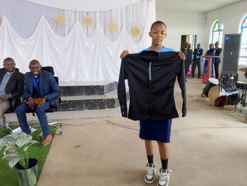 Uyu mukobwa agiye kurangiza kwiga ubudozi azi kudoda neza amashati