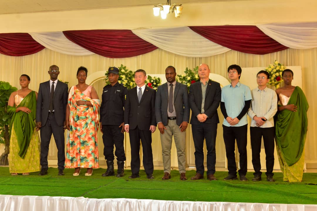 Ambasaderi Wang yijeje ubufasha ubuyobozi bwa Wisdom School