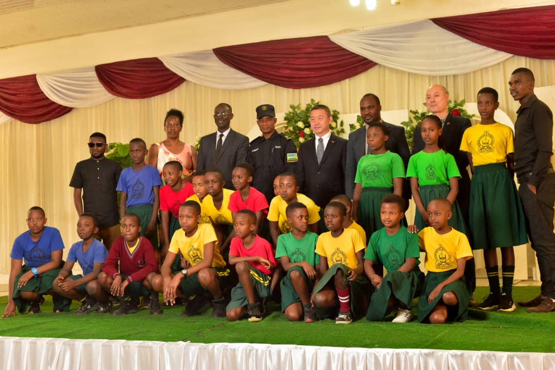 Ambasaderi Wang yashimye urwego abana biga muri Wisdom School bagezeho bavuga Igishinwa abizeza ubufasha