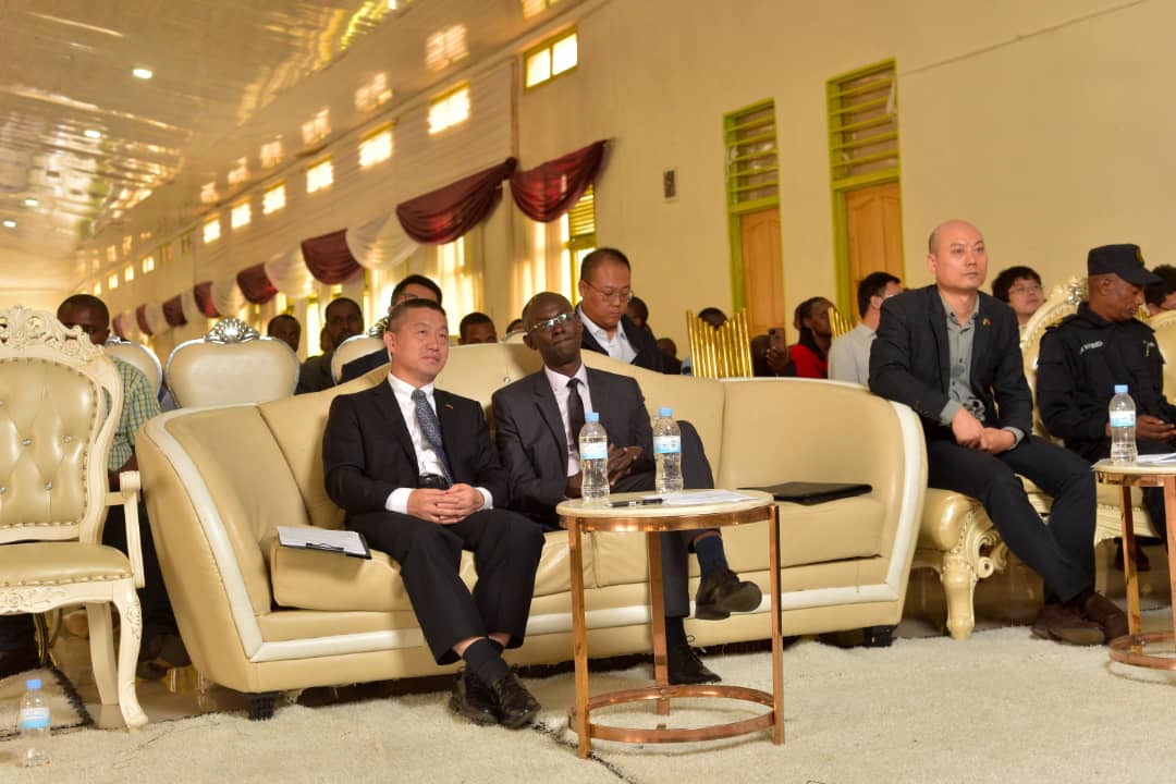 Ambasaderi w'Ubushinwa ari kumwe n'umuyobozi wa Wisdom School