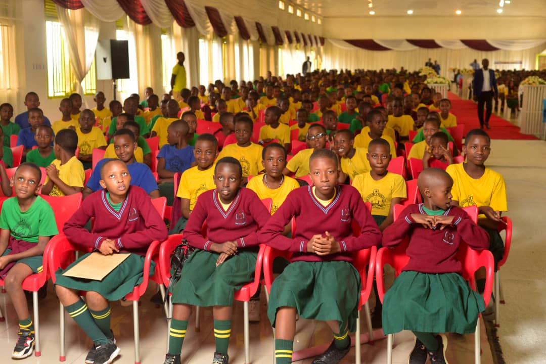 Abana biga muri Wisdom School bishimira kwiga Igishinwa