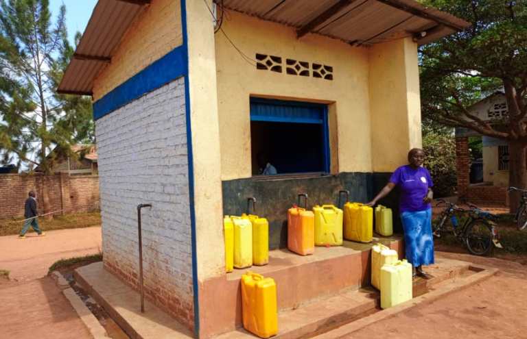 Abaturage ubu barishimira ko begerejwe amazi meza batazongera kuvoma ayo mu mibande