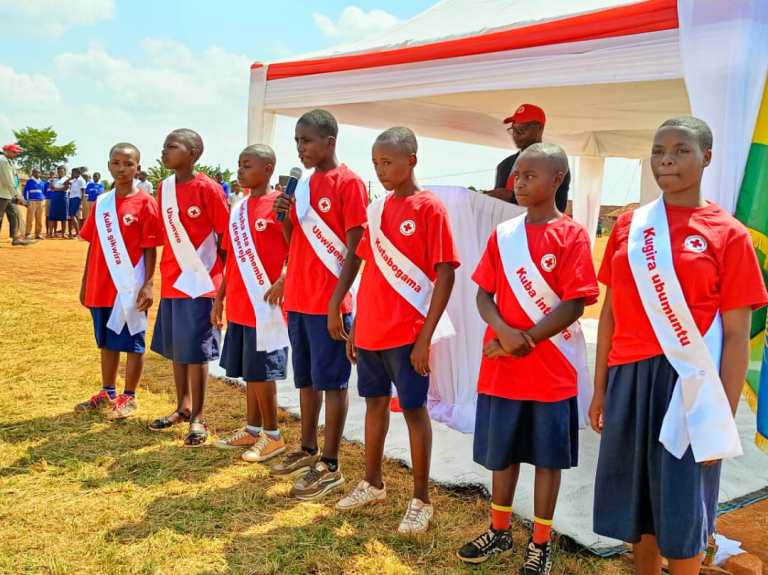 Gutaha umuyoboro w'amazi mu Murenge wa Mukindo byahiriranye no kwizihiza umunsi mpuzamahanga w'uyu muryango. Aba banyeshuri bari kugaragaza amahamw arindwi Croix Rouge igenderaho