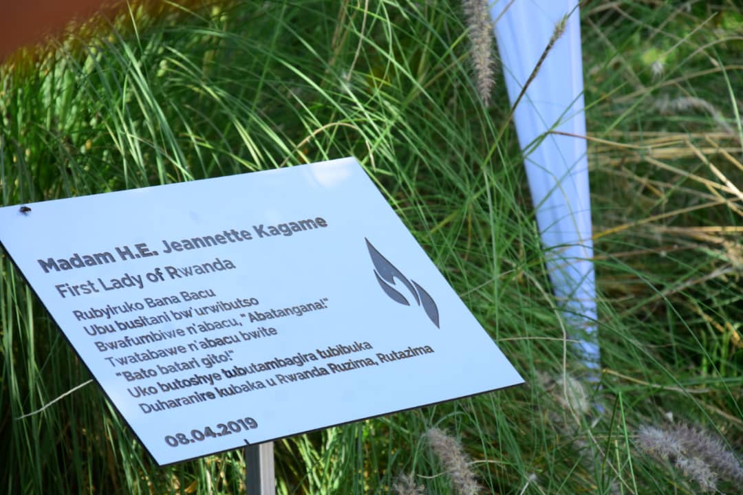 Ubutumwa Madame Jeannette Kagame yanditse mu busitani bwo Kwibuka buri ku Rwibutso rwa Nyanza, aho abanyeshuri ba Le Petit Prince basuye