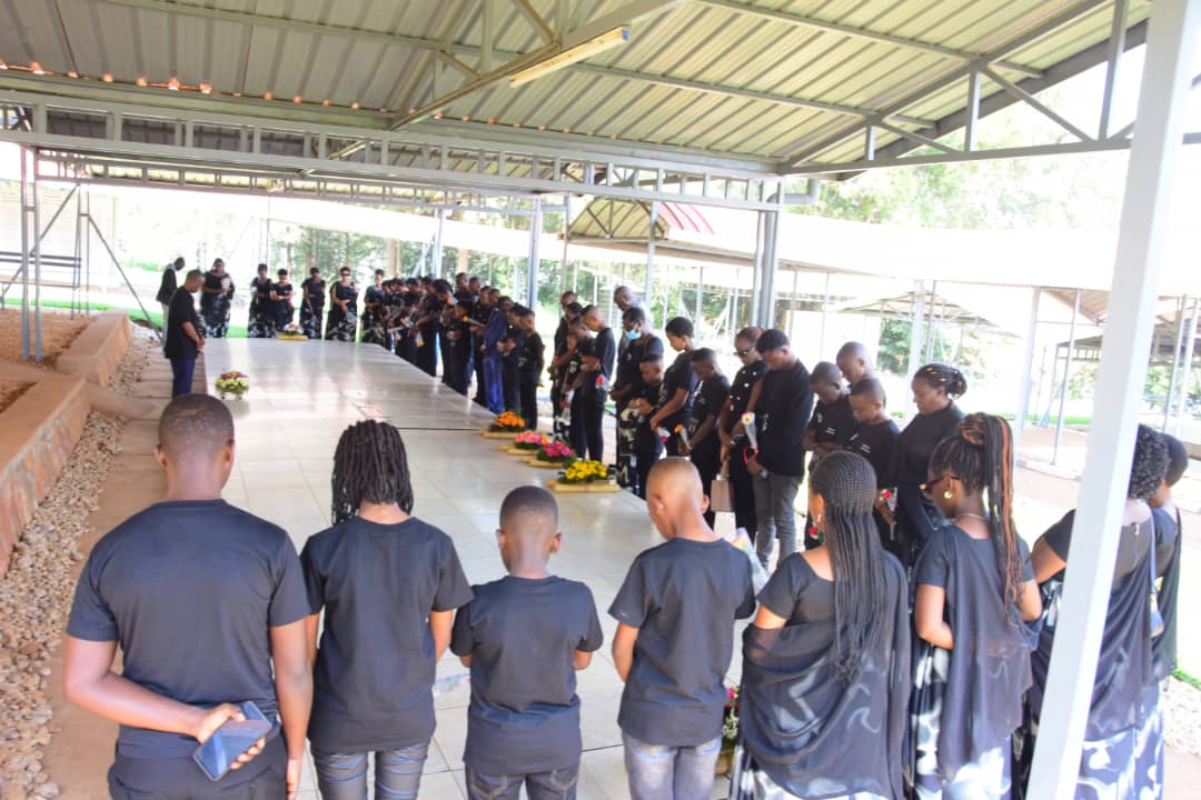 Bafashe umwanya wo kunamira no gushyira indabo ku mva zishyinguyemo inzirakarenganze zazize Jenosidengane zazize 