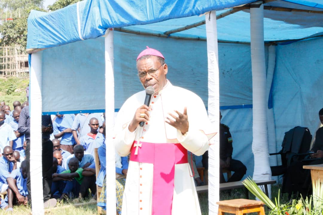 Musenyeri Mwumvaneza yababwiye ko Igihugu kibakunda kandi kibatekerezaho