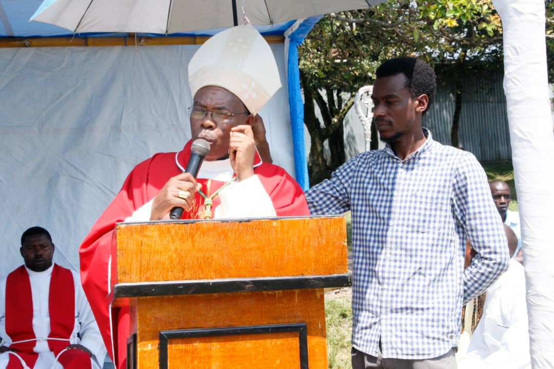 Musenyeri Mwumvaneza yabasabye guhinduka bakareka ingeso mbi bakiteza imbere n