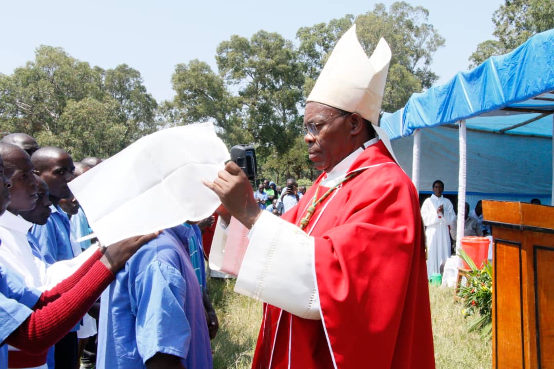 Bahawe Isakaramentu rya Batisimu n'iry'Ugukomezwa