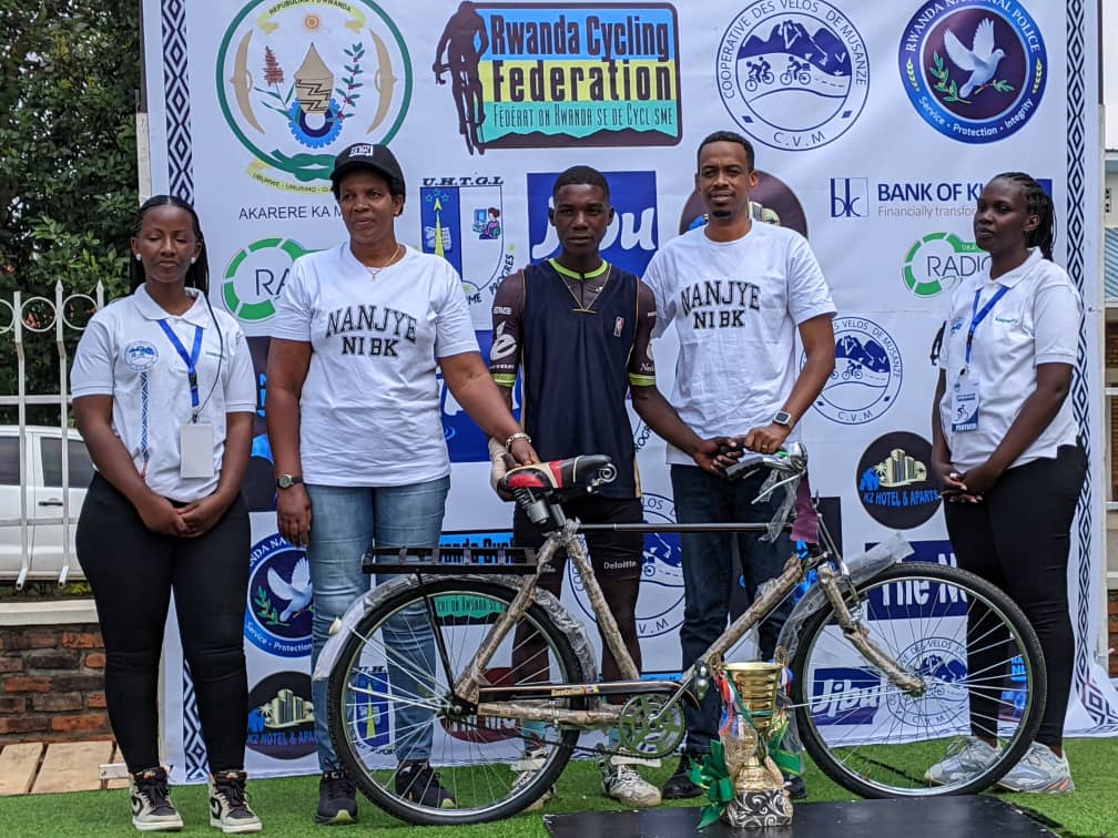 Niyomugabo Jean Claude wegukanye igihembo cy