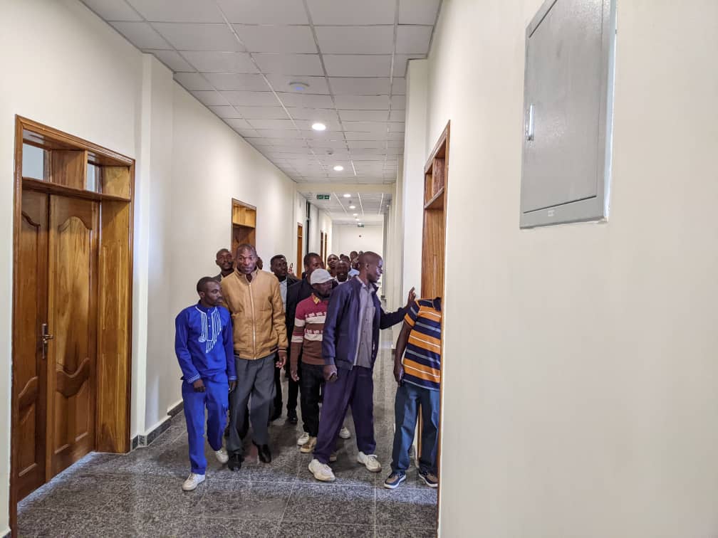 Ibyishimo byari byose ku baturage b'Akarere ubwo bigereraga muri iyi nyubako bakareba imiterere y'aho bazajya bahererwa serivisi