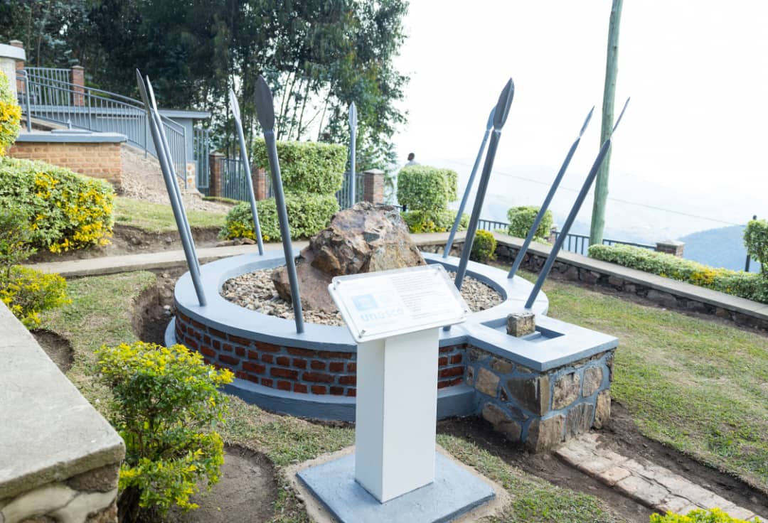 Ibimenyetso by'amacumu n'amabuye biri ku Musozi wa Bisesero bigaragaza ibyo bifashishaga bahanganye n'ibitero by'Interahamwe