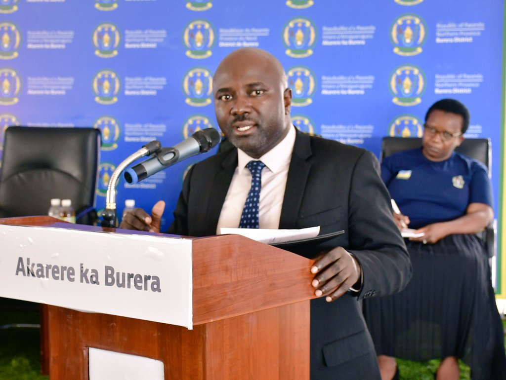 Guverineri Mugabowagahunde yabasabye abahawe izi moto ko atari izo gushora muri bizinesi 