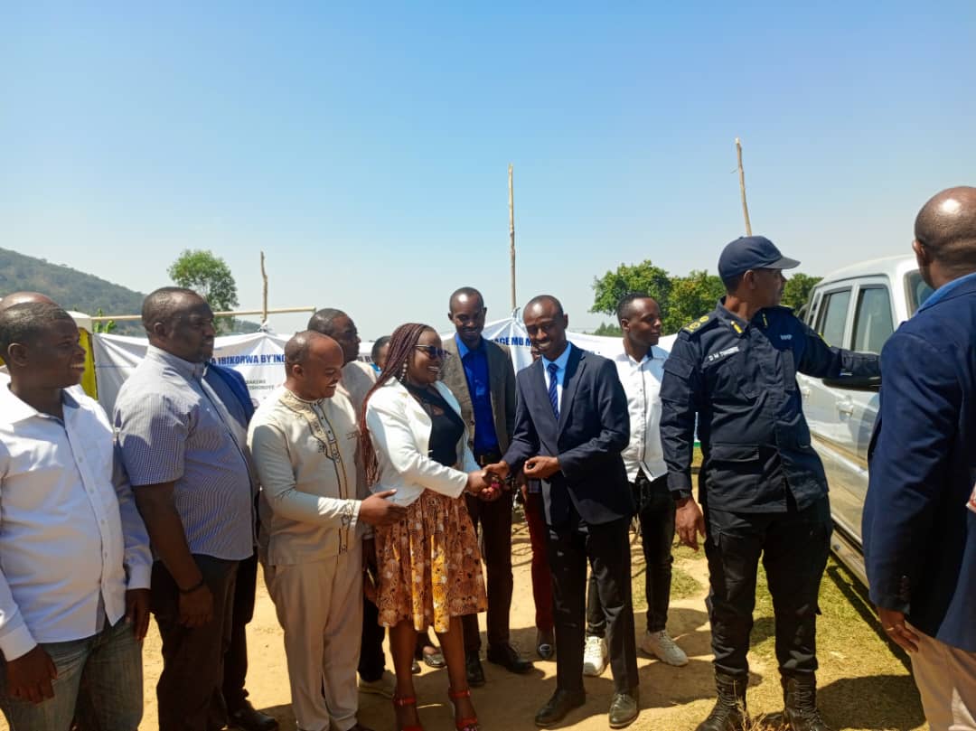 Umuyobozi wungirije w'Akarere ka Nyamagabe ushinzwe imibereho myiza, Agnès Uwamariya, ashimira Gitifu Guillaume Furaha ku myitwarire yatumye batsindira imodoka