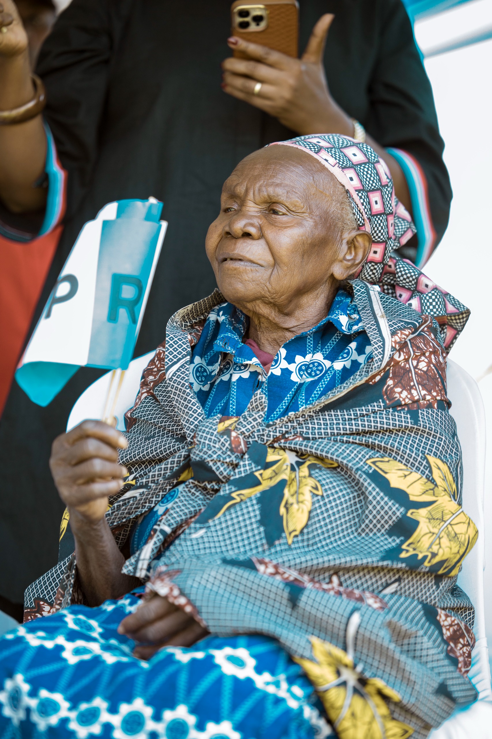 Nubwo imyaka itamwemerera guhaguruka ngo acinye akadiho ariko aho yicaye aragaragaza ishimwe muri we