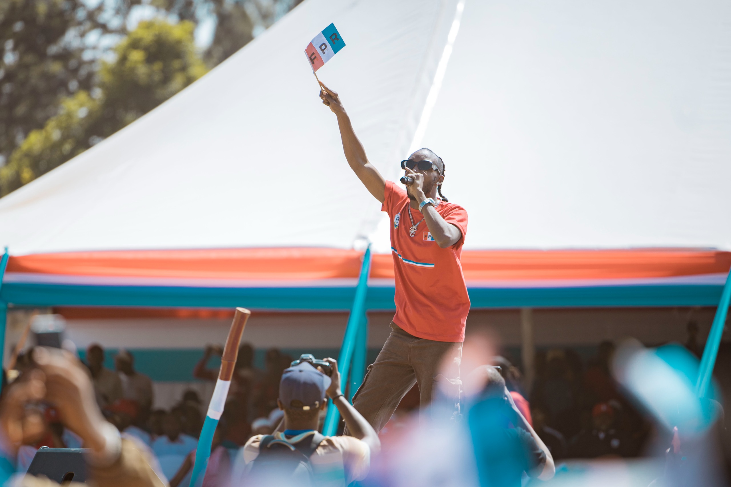 Umuhanzi Dany Nanone yasusurukije abanyamuryango bari kuri iyi site