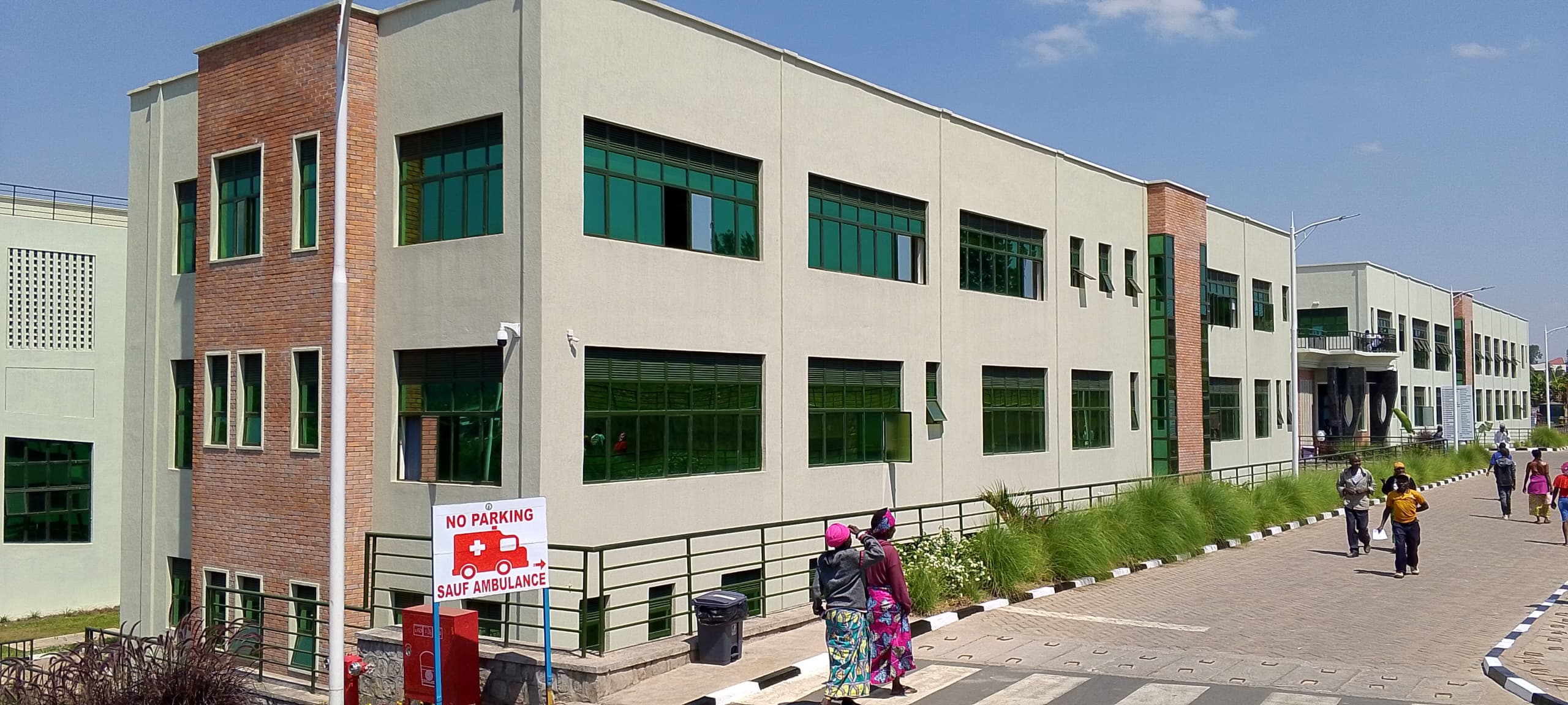 Ni inzu Nini ishobora kujyamo ibitanda hafi 180 byakira ababyeyi