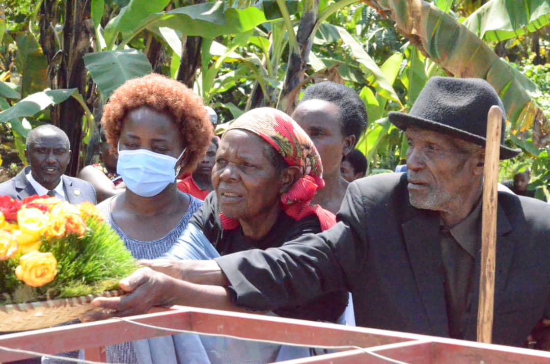 Ababyeyi ba Nirere Jeannette bashyira indabo ku mva