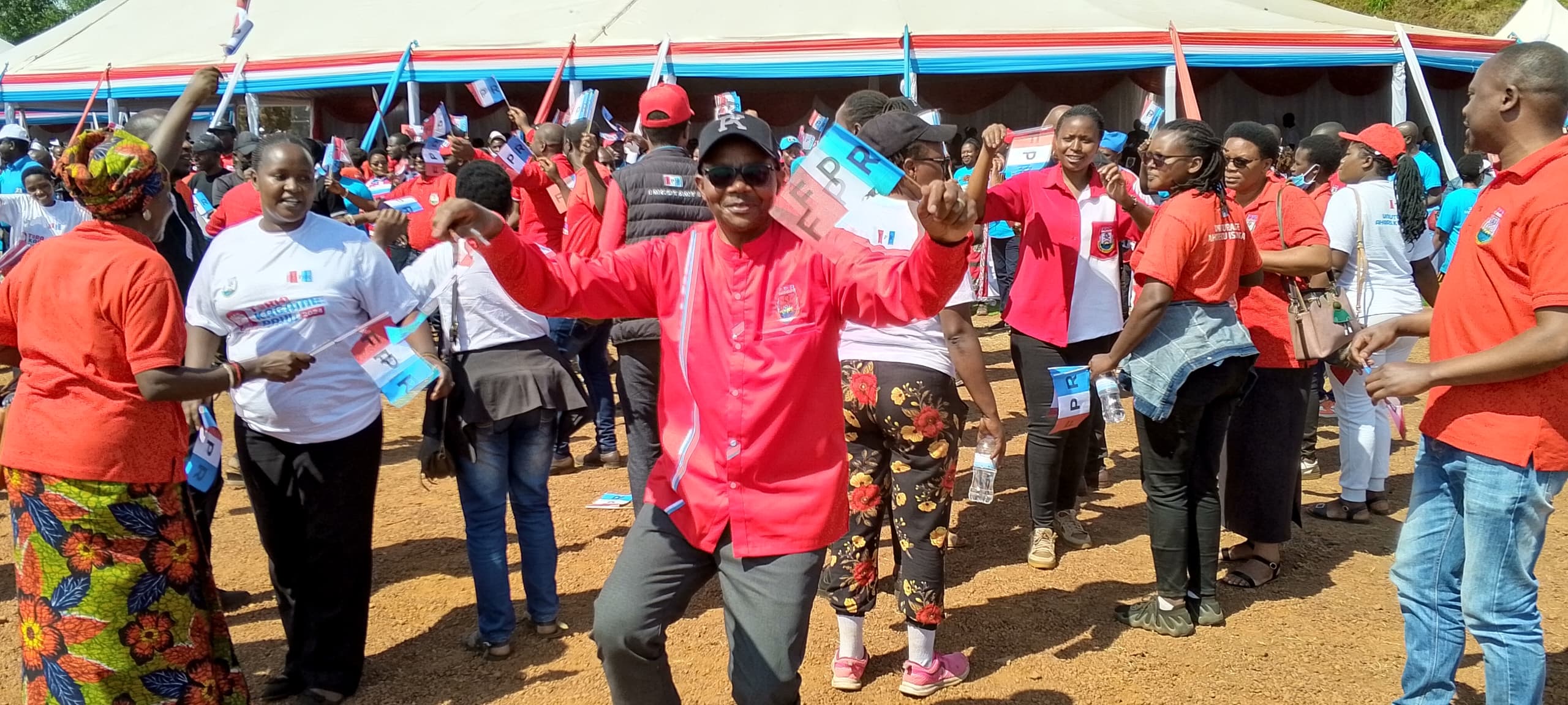 Kandida Depite Bartheremy Kalinijabo yishimana n'abandi banyamuryango