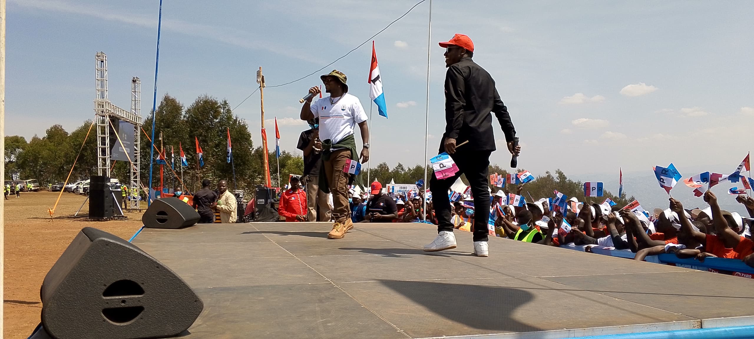 Abahanzi Bulldog na Danny Vumbi basusurutsa abanyamuryango