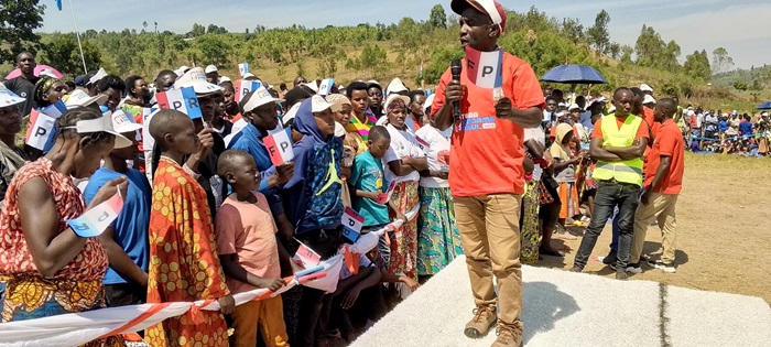 Barihafi avuga ko asigaye asarura igitoki cy'ibiro 80