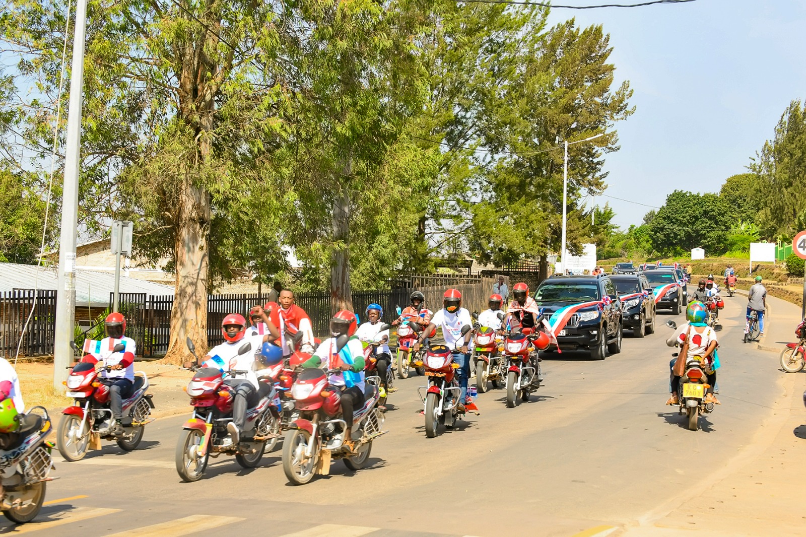 Abatwara abagenzi kuri moto bashyushyaga urugendo