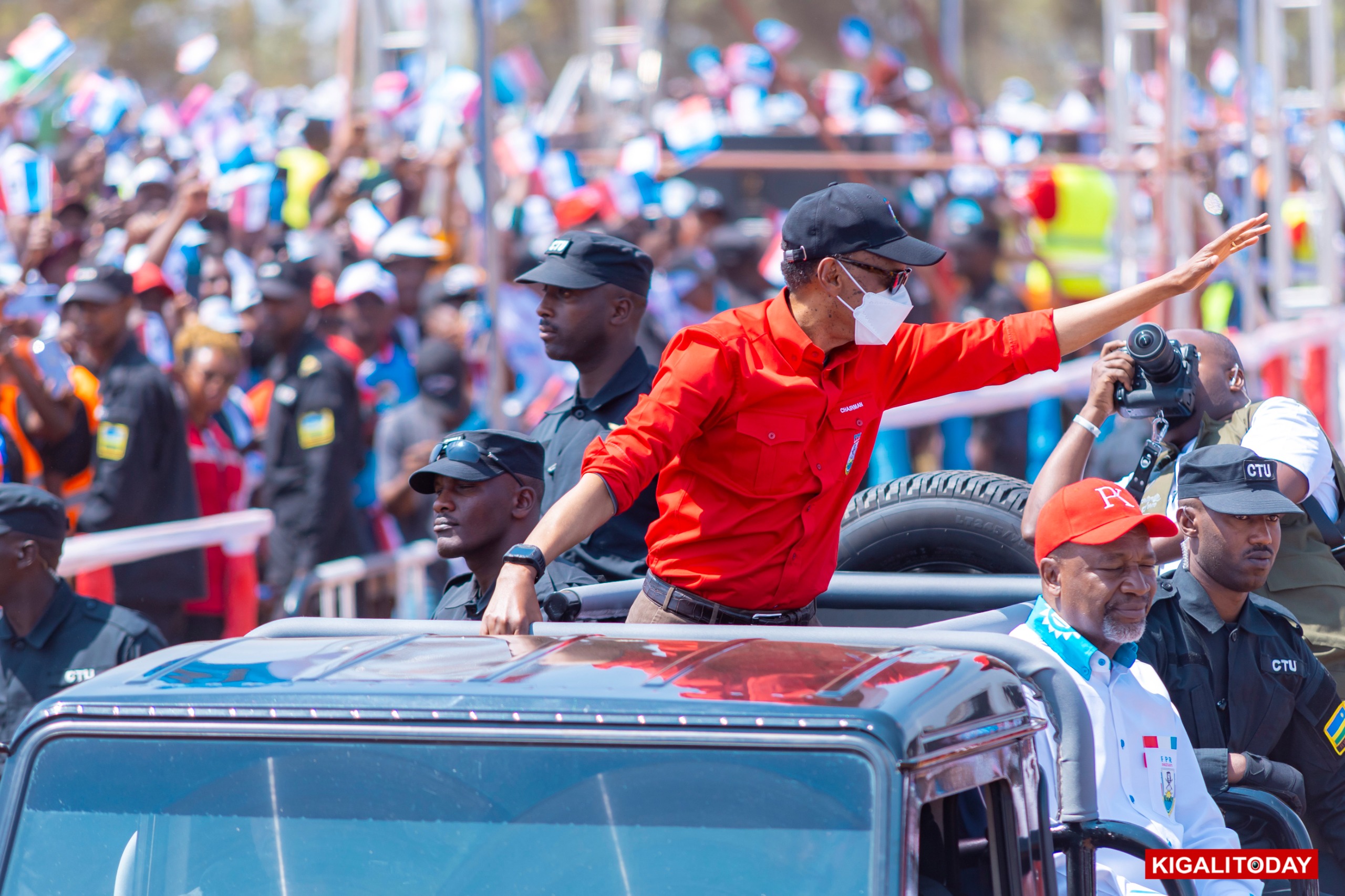 Chairman wa FPR ubwo yasuhuzaga abaturage bari bateraniye kuri Site ya Bumbogo baje kumwamamaza