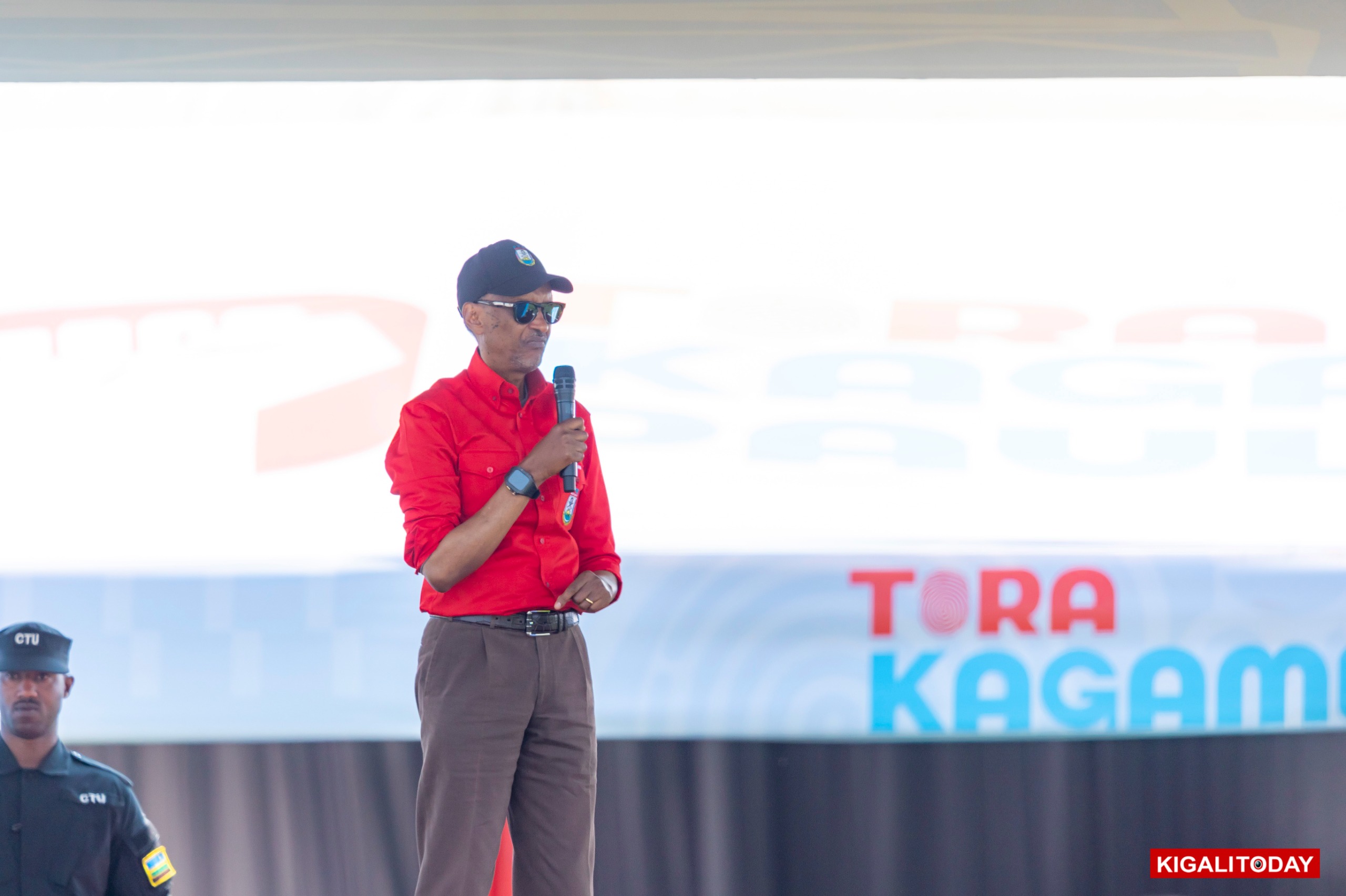 Chairman wa FPR-Inkotanyi yasezeranyije abatuye i Bumbogo umuhanda wa kaburimbo