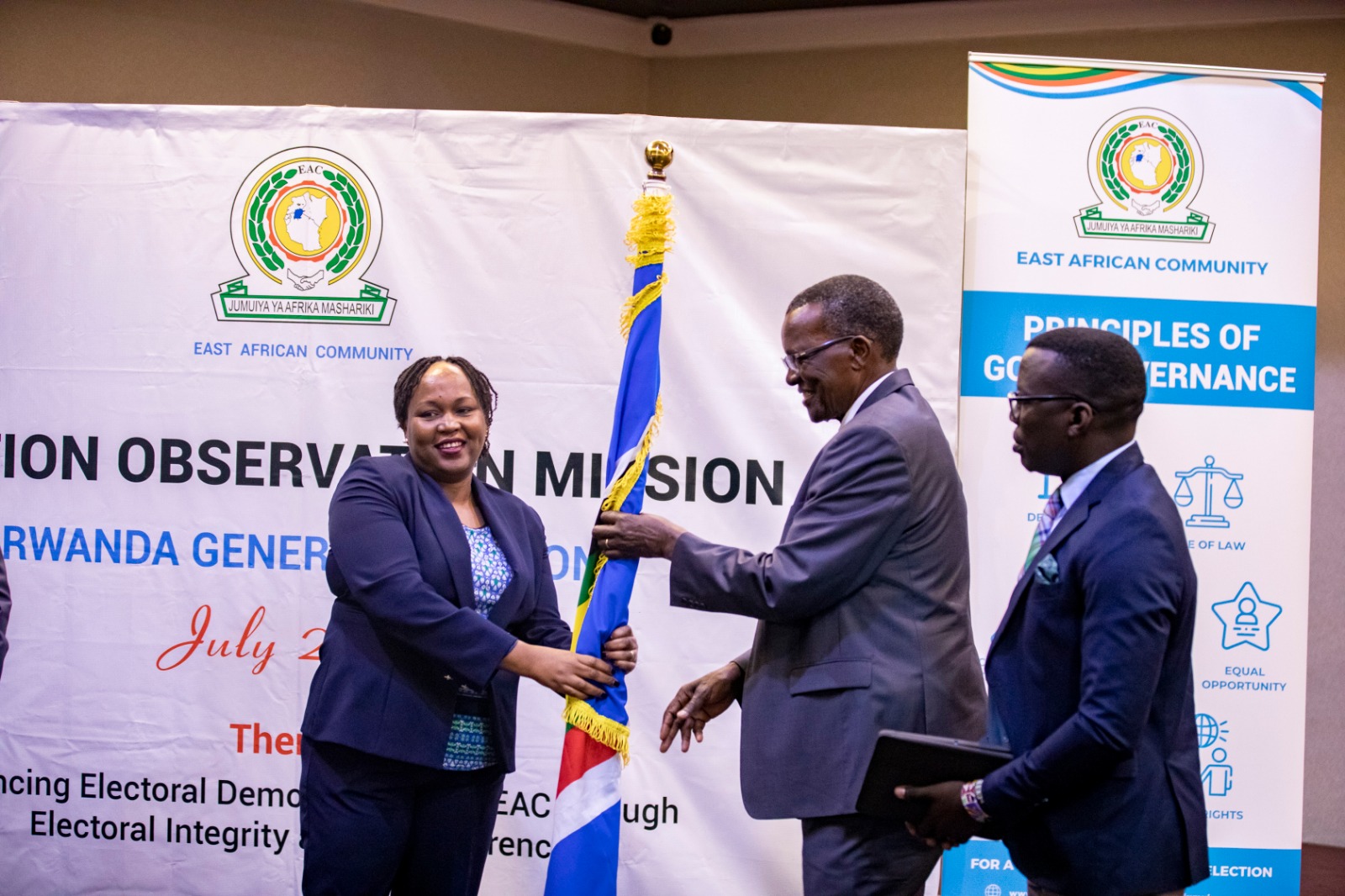 Ubwo Perezida w'urukiko rw'Ikirenga muri Kenya yahabwaga inshingano zo kuyobora indorerezi zo muri EAC mu matora yo mu Rwanda 