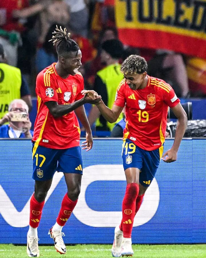 Nico Williams yishimana na Lamine Yamal wamuhaye umupira wavuyemo igitego cya mbere cya Espagne