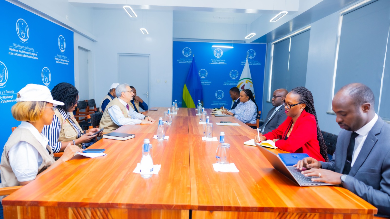 Minisitiri Nduhungirehe yagiranye ibiganiro n'izi ndorerezi ku bikorwa by'amatora zitabiriye