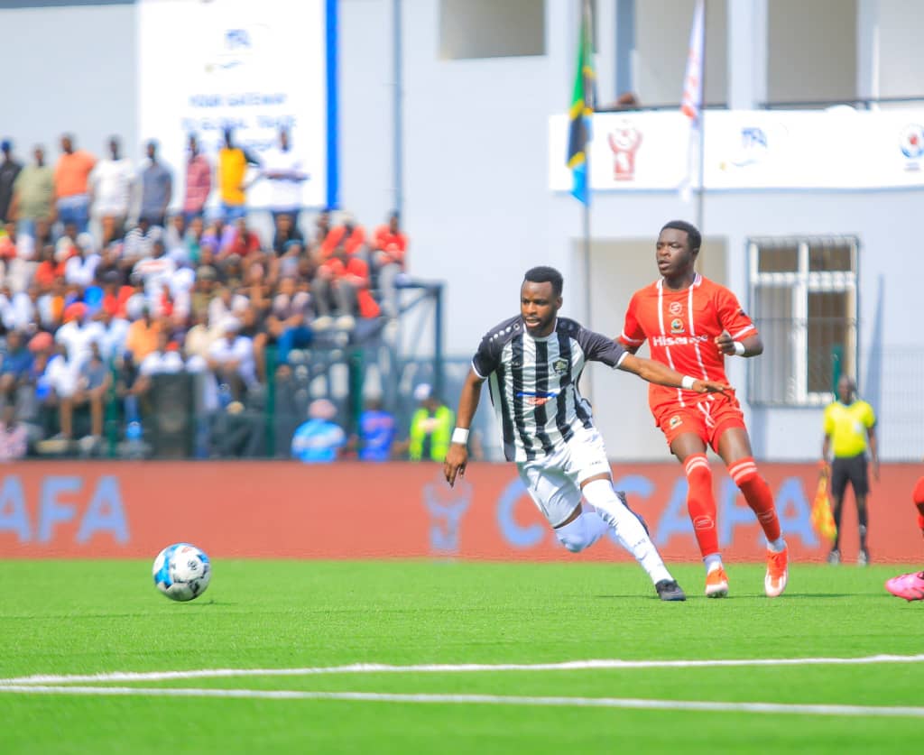 Mugisha Gilbert agerageza gutwara umupira