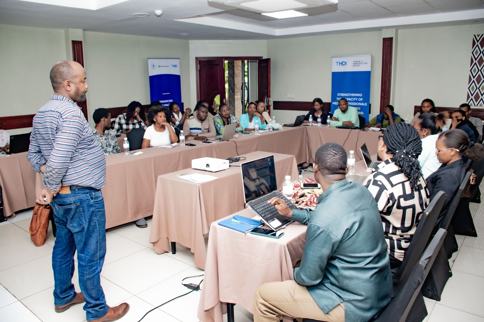 Abanyamakuru bari guhabwa ubumenyi buzabafasha kugeza ku Banyarwanda amakuru yizewe ku buzima bw