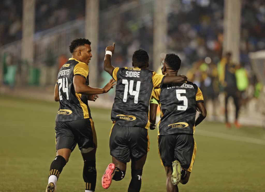 Lusajo Mwaikenda (Nomero 5) yifatanya na bagenzi be kwishimira igitego yari amaze gutsinda