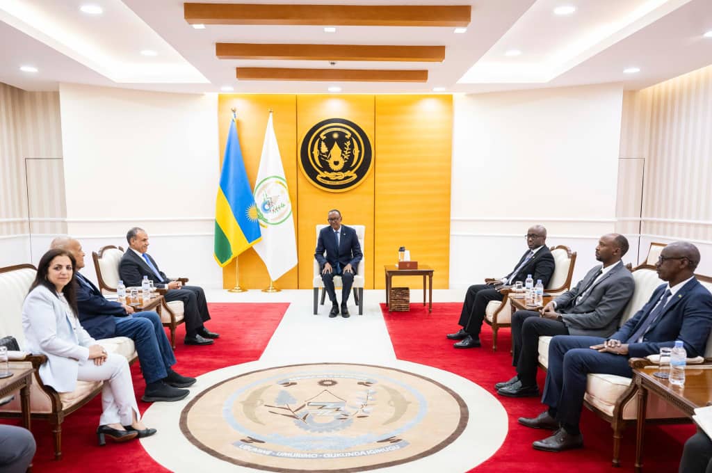 Minisitiri Badr Abdelatty yari kumwe na Prof Magdi Habib Yacoub umuganga w'inzobere w'indwara z'umutima wagize igitekerezo cyo kubaka ibitaro byihariye by'indwara z'umutima mu 