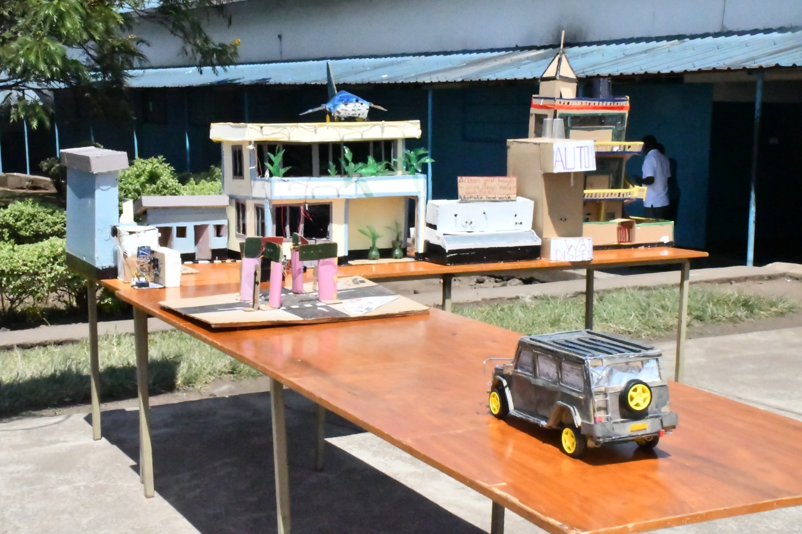 Mu bikoresho by'ibanze bifashisha birimo n'ibyakoreshejwe bongeranya n'ibindi bikoranwe ikoranabuhanga