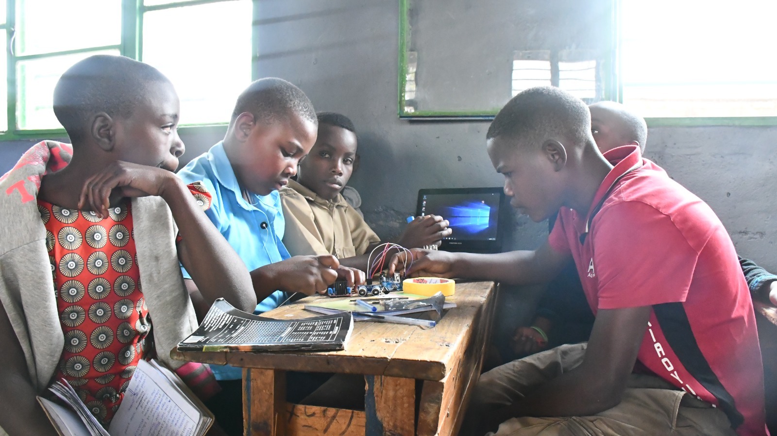  Abagera mu 100 barimo abo mu mashuri abanza n'ayisumbuye nibo barimo gufashwa gukarishya ubumenyi mu gukora za Robot