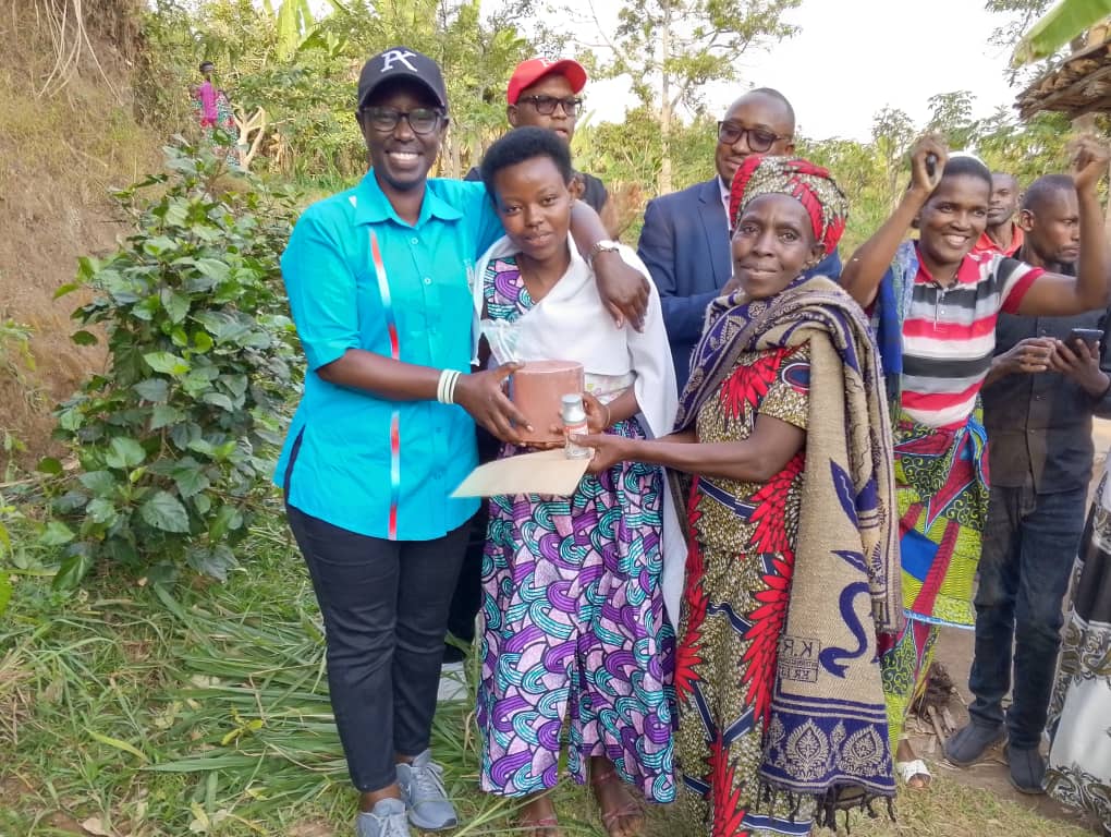 Kamugisha yanashyikirijwe umuti n'umunyu w'inka bamugeneye