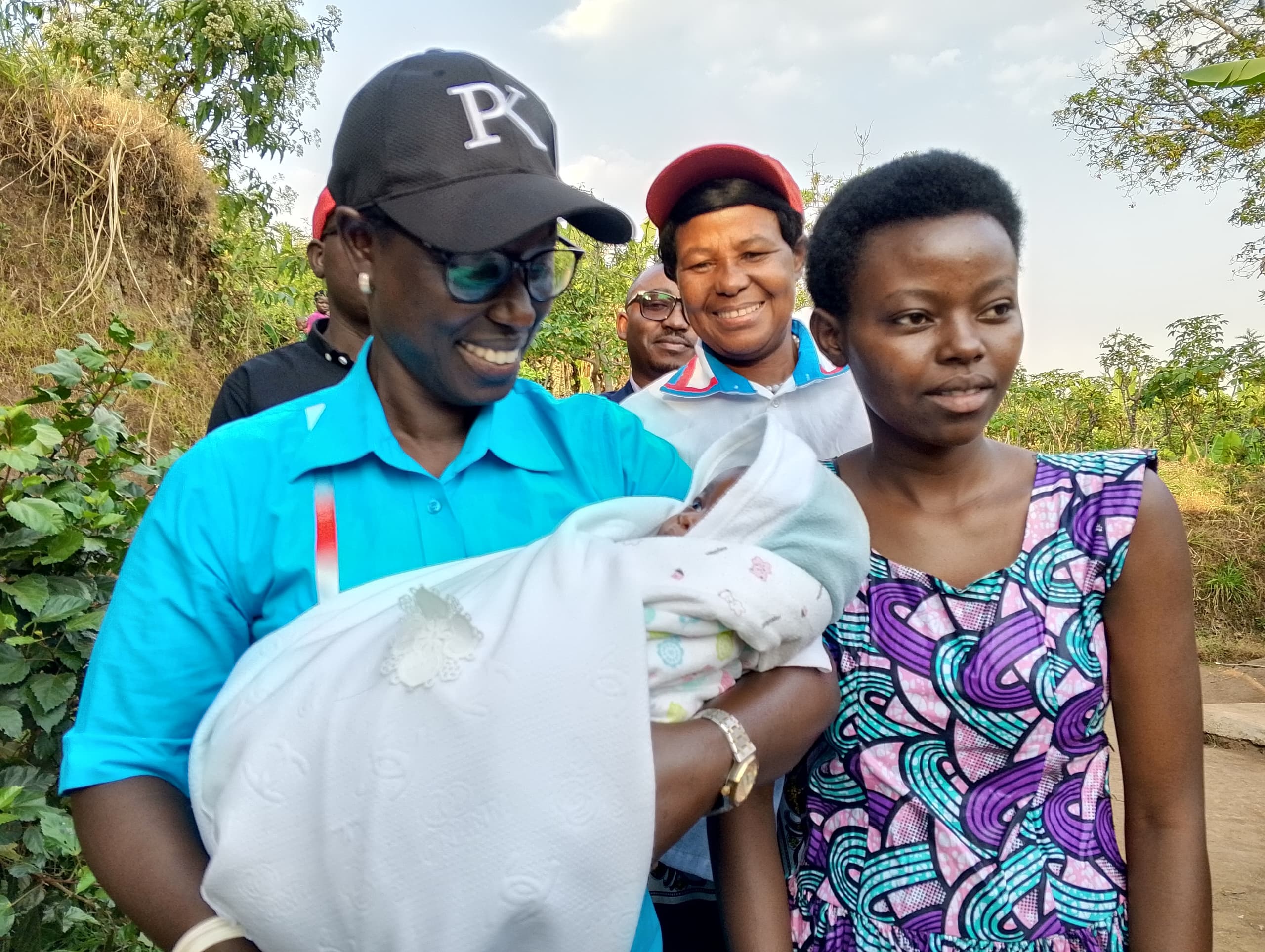 Umuyobozi w'Akarere ka Muhanga Kayitare Jacqueline ateruye umuhungu wa Kamugisha yise Mwizerwa Ian Kagame