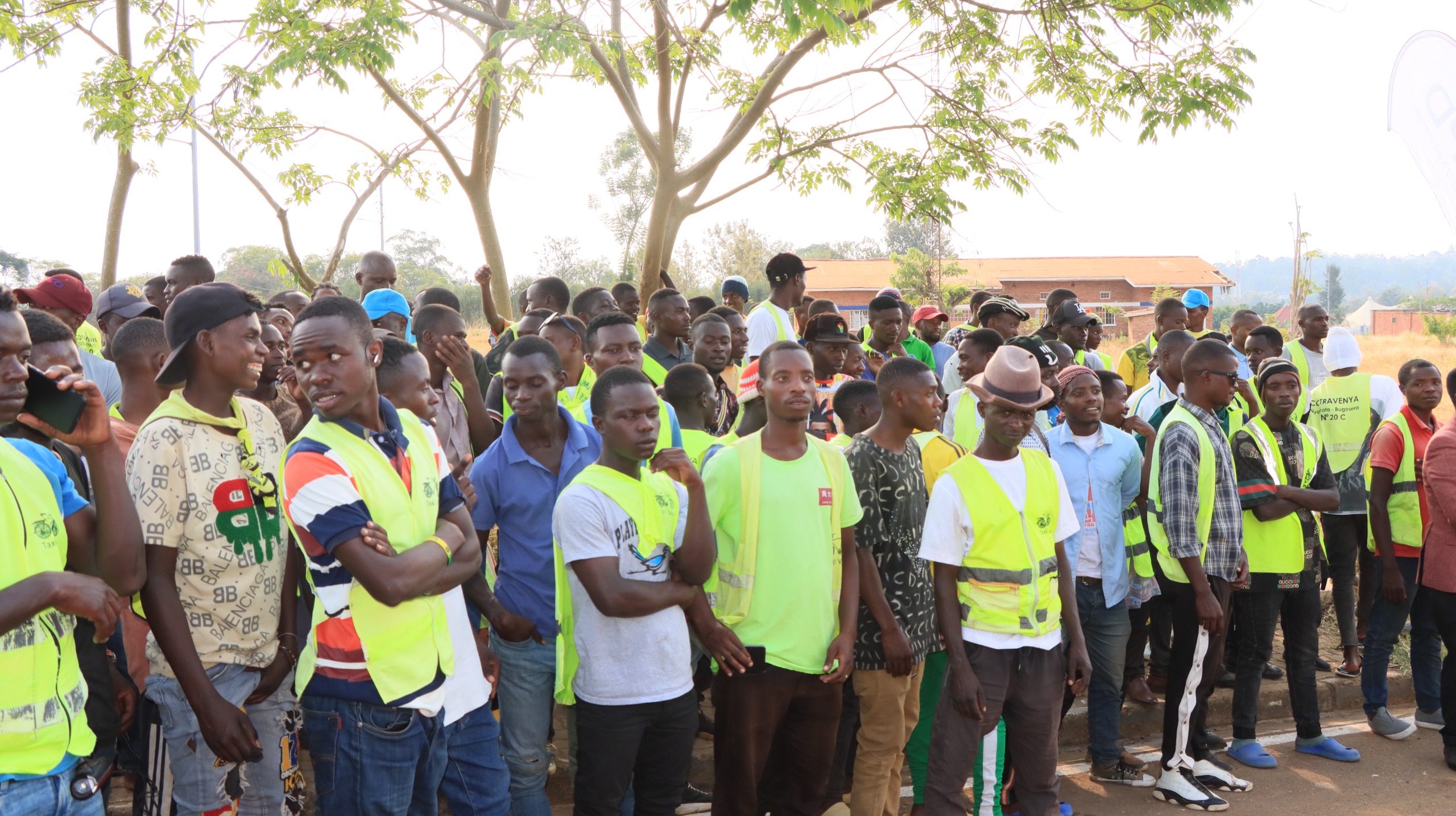 Bamwe mu basanzwe bakoresha umuhanda biganjemo abanyonzi bashimye ikorwa ry'iyi mihanda kuko bizaborohereza mu kazi kabo