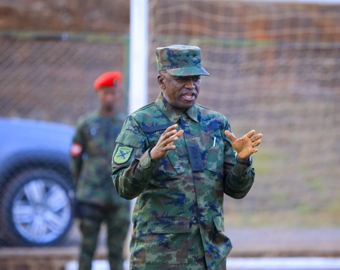 Umugaba w'Ingabo zirwanira ku butaka Maj.Gen. Vincent Nyakarundi we yibukije ikipe ko umupira ubamo amayeri menshi kandi ko iyo wize neza uwo muhanganye bikorohera kumutsinda