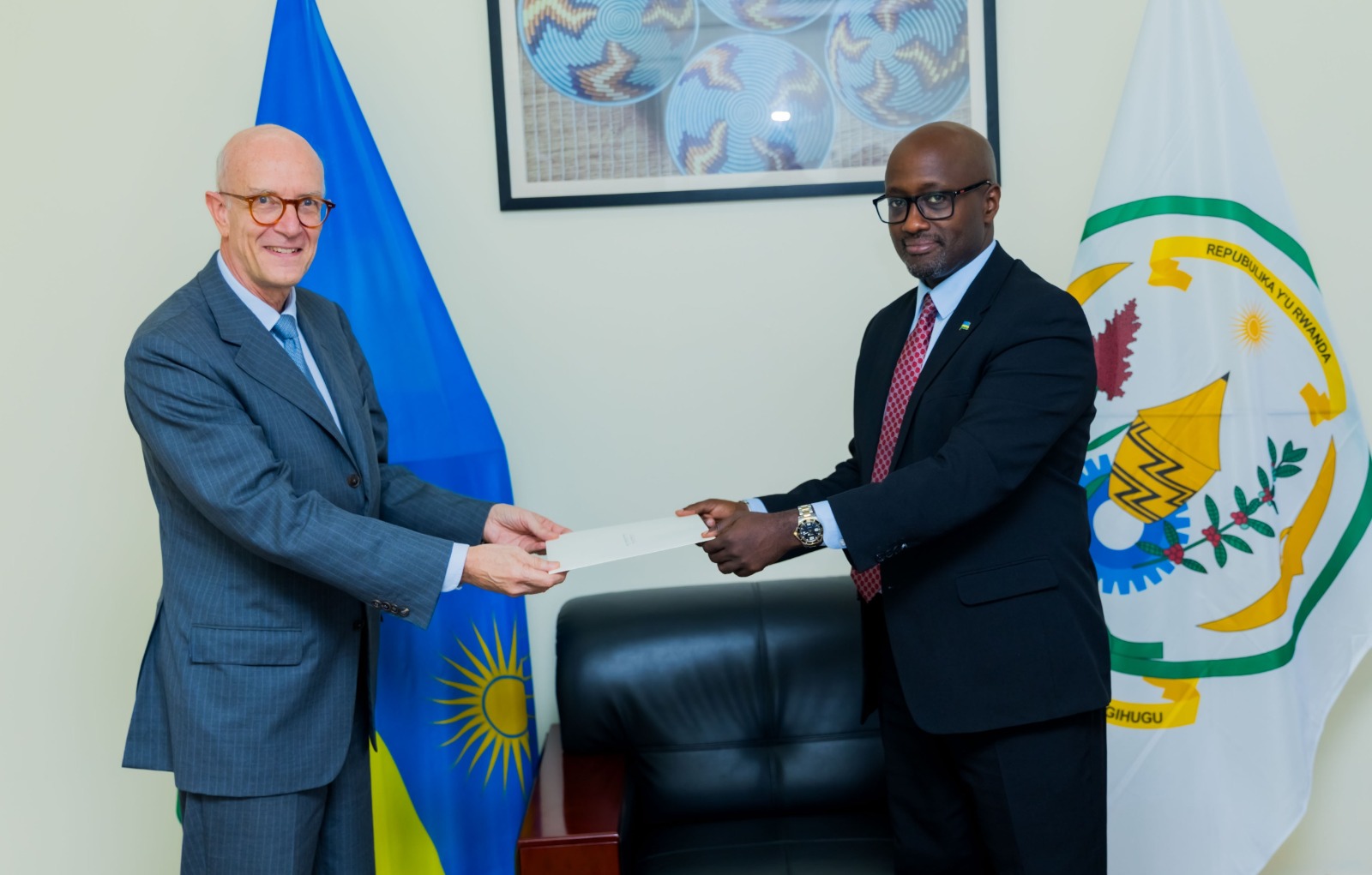 Ambasaderi Mauro Massoni w'u Butaliyani nawe yashyikirije Minisitiri Nduhungirehe impapuro ze 