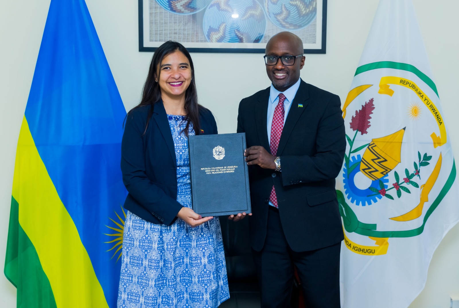 Minisitiri Nduhungirehe yakiriye impapuro zemerera ambasaderi Fátima Yesenia Fernandes Juaréz guhagararira Venezuela mu Rwanda