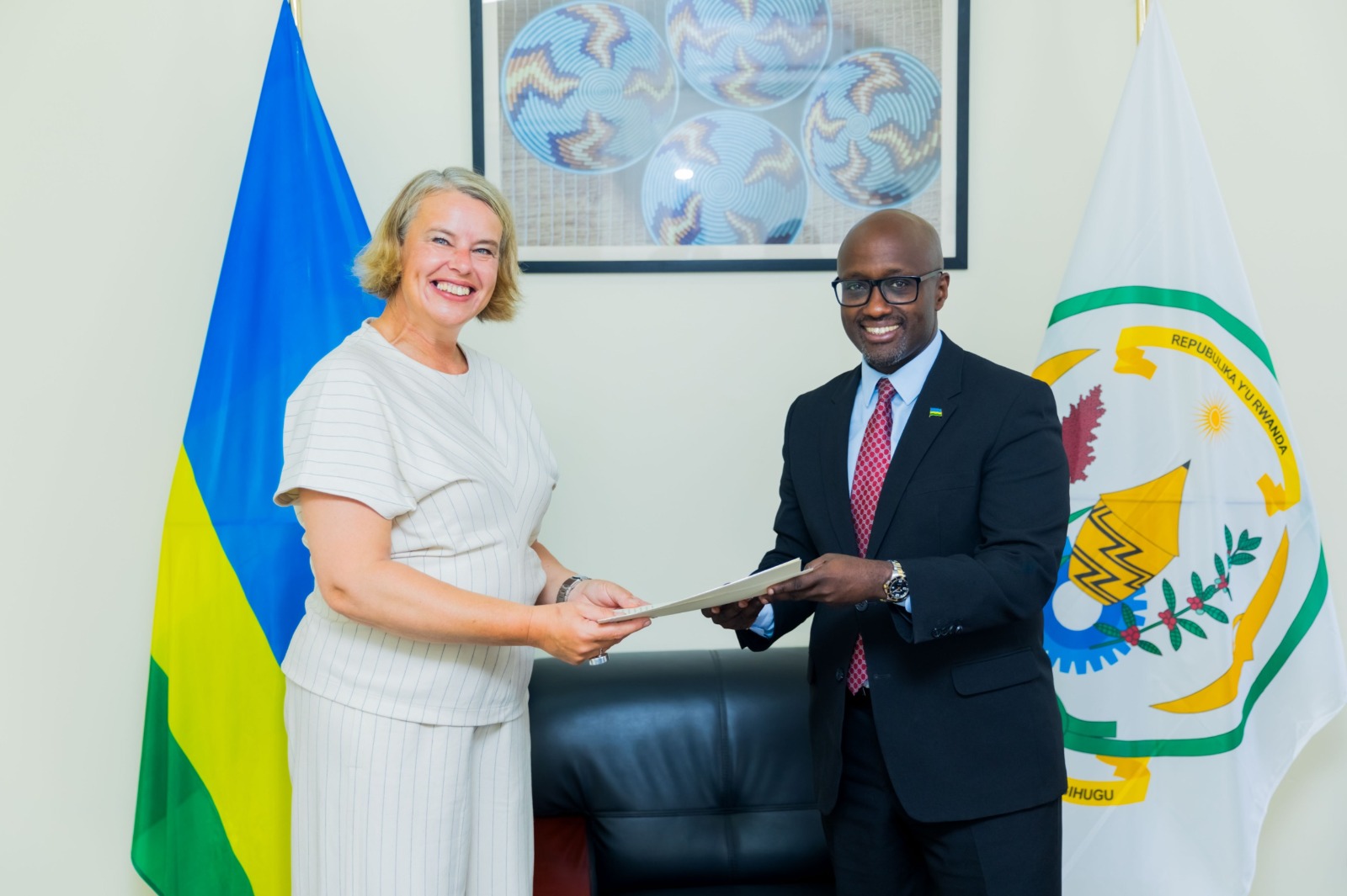 Ambasaderi Alison Heather Thorpe ashyikiriza Nduhungirehe impapuro zo guhagararira u Bwongereza mu Rwanda
