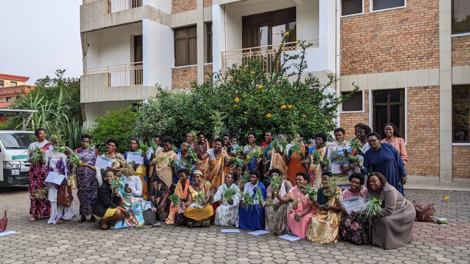 Mu kwiyemeza kwita ku turima tw'igikoni no kuvugurura utwashaje bahawe ingemwe bazifashisha