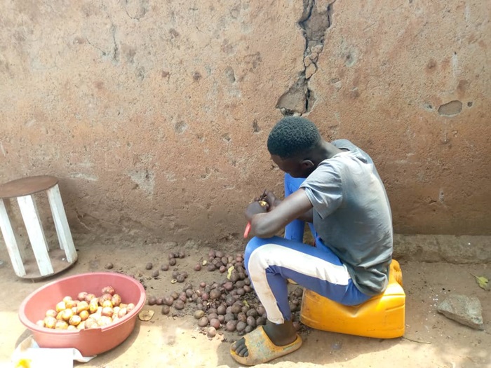 Arimo guhata ibirayi by'umuturanyi ngo abone udufaranga two guhahira iwabo