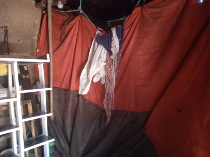 Imbere mu nzu kwa Rutayomba, akingisha ibitambaro